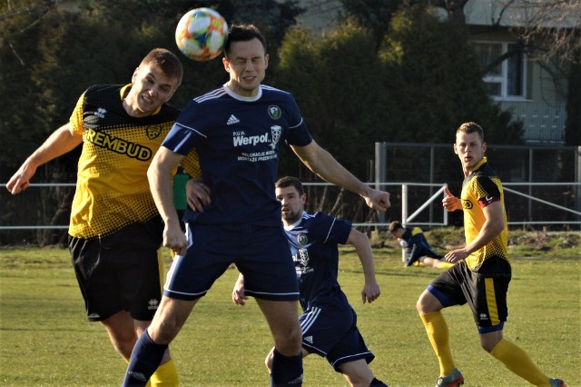 LKS Jawiszowice - MKS Trzebinia 0:1 (IV liga małopolska zachód). W walce o piłkę Radosław Górka (z lewej, Trzebinia) i Adrian Korczyk (LKS Jawiszowice)