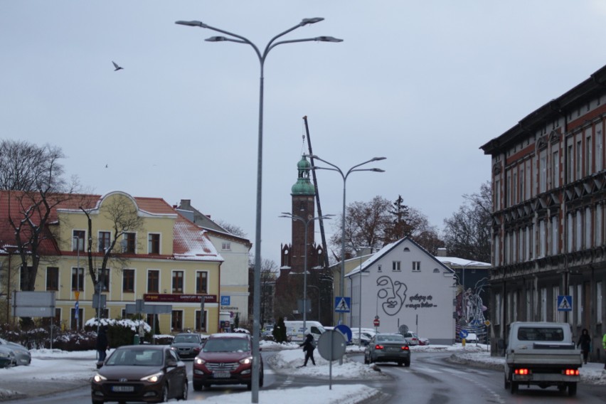 Demontaż hełmu wieży kościoła św. Jacka w Słupsku.