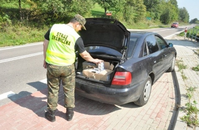 Zatrzymane do kontroli audi wypełnione były przemyconymi z Ukrainy papierosami.