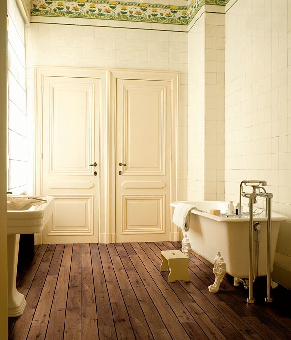 Łazienka z podłogą drewnianąDrewno, z wyjątkiem kilku bardzo drogich tropikalnych odmian, nie jest odpowiednim materiałem na podłogę w łazience. Jednak można w pomieszczeniu o wysokiej wilgotności ułożyć podłogę laminowaną z serii Lagune.