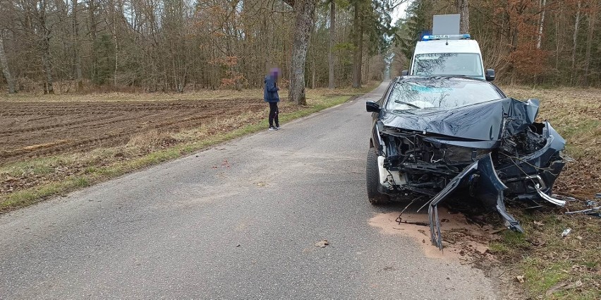 Groźny wypadek w gminie Damnica. Osobówka uderzyła w drzewo