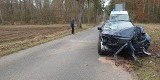 Groźny wypadek w gminie Damnica. Osobówka uderzyła w drzewo