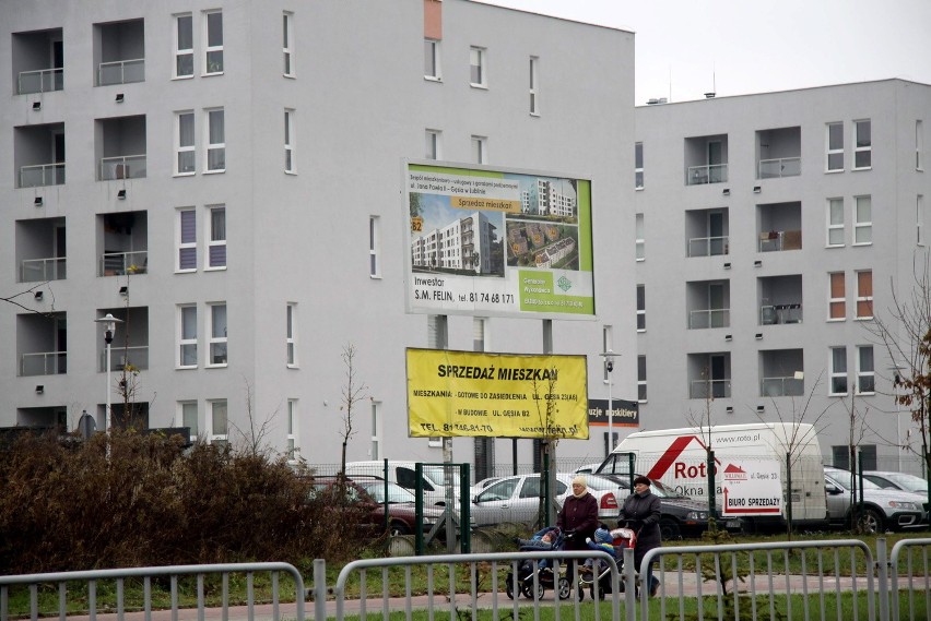 Billboardy w rejonie ulicy Gęsiej reklamują nowe mieszkania,...