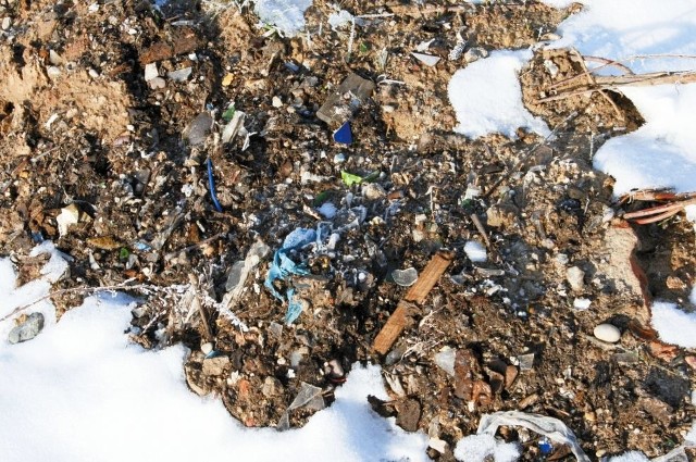 Ta działka może kryć nawet setki ton śmieci. Inspektorzy starostwa powiatowego podczas kontroli stwierdzili ,że pod warstwą śniegu, składowane odpady zasypywane ziemią. Hałda w pobliżu Suraża ma co najmniej metr wysokości i kilkaset metrów kwadratowych powierzchni.   