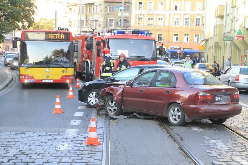 Wypadek na Pomorskiej. Auta zablokowały torowisko 