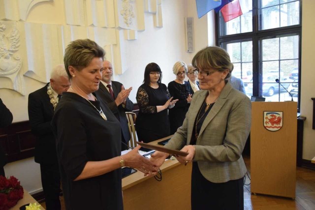 Na zdjęciu: Elżbieta Kozieł (z prawej) jako wiceprzewodnicząca miejskiej komisji wyborczej wręczała niedawno zaświadczenie o wyborze burmistrz Danucie Karaśkiewicz