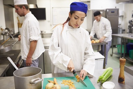 Cichy bunt pracowników gastronomii w Toruniu. "Dość harówy za 14 zł/h". Koniec z patopracą? 