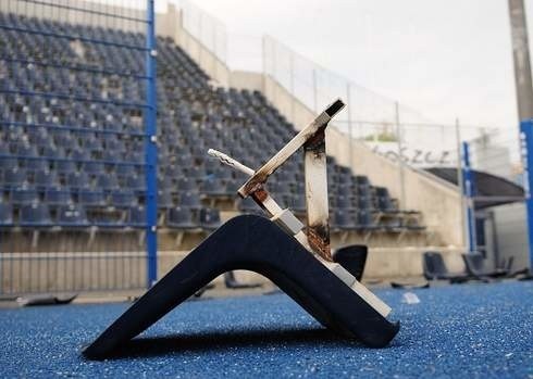 Pseudokibice zdemolowali stadion bydgoskiego Zawiszy w maju 2011 r.