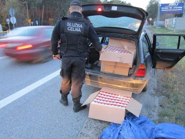 Nielegalne papierosy zapakowane były do 11 kartonów, które upchano w BMW.