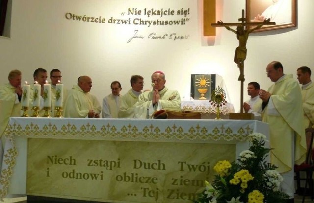 Marmurowy ołtarz w kaplicy uniwersyteckiej, przy którym Jan Paweł II odprawił mszę świętą w Warszawie.