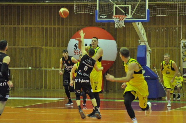 Koszykarze Siarki Tarnobrzeg (w żółtych koszulkach) nie dali rady pokonać Polfarmexu Kutno.