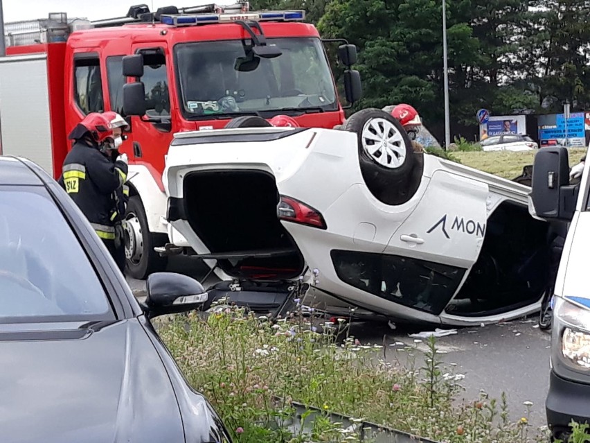 Wypadek taksówki na obrzeżach Wrocławia (ZDJĘCIA)
