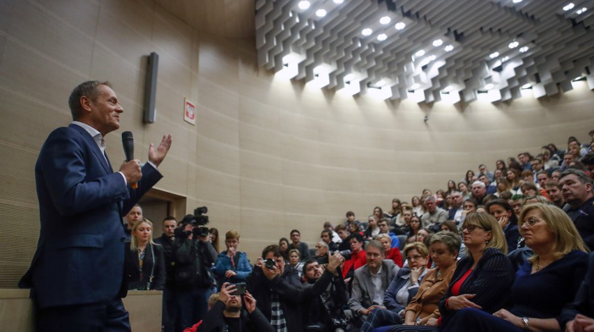 Donald Tusk z wizytą w Rzeszowie. Spotkał się z Konradem Fijołkiem i studentami UR