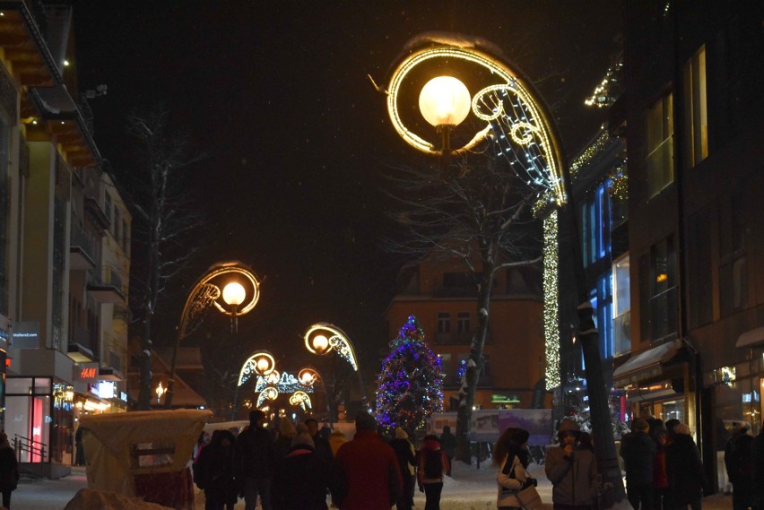 Zakopane gotowe na święta. W mieście zaświeciły się...