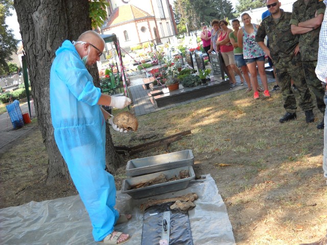 Harald Schreder, antropolog z Niemiec, pokazuje szczątki pochowanych w 1945 roku w Wierzchu.