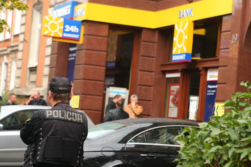 Napad na bank w centrum Bydgoszczy, trwają poszukiwania sprawców