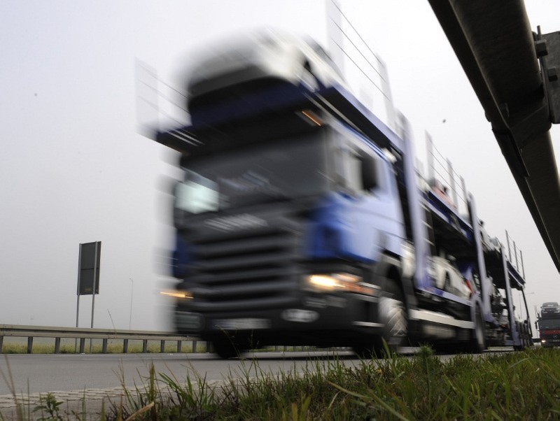 Mój Reporter: Kierowcy ciężarówek łamią przepisy i wyprzedzają na autostradzie (MAPA)