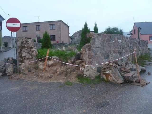 Zniszczony murek przy obelisku zostanie wkrótce naprawiony.
