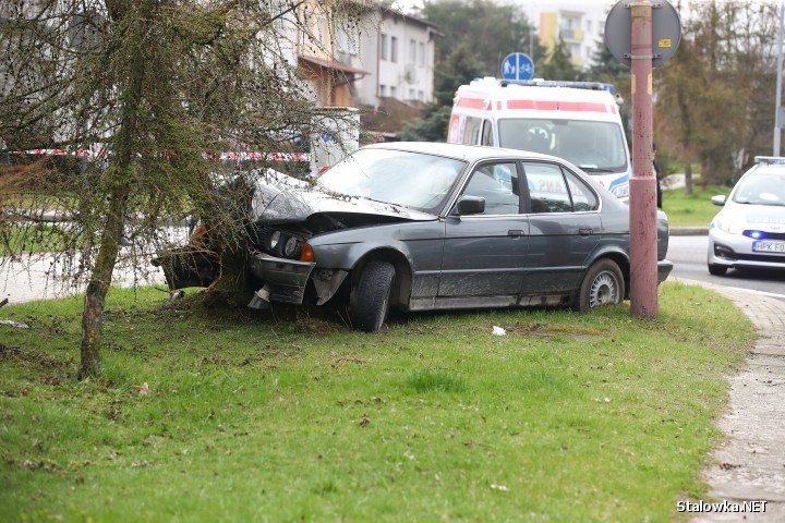 Stalowa Wola. Bmw uderzyło w drzewo, czteroosobowa rodzina, w tym dwójka małych dzieci, trafiła do szpitala (ZDJĘCIA)