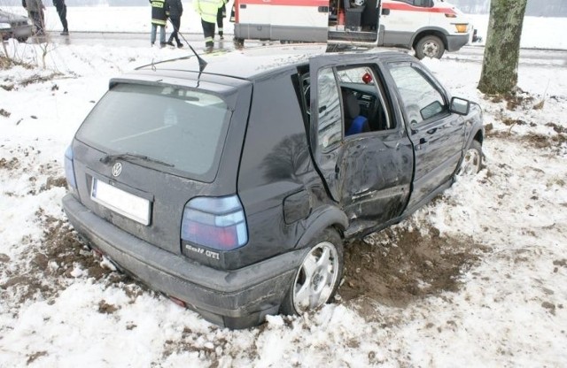 volkswagen golf uderzył w drzewo