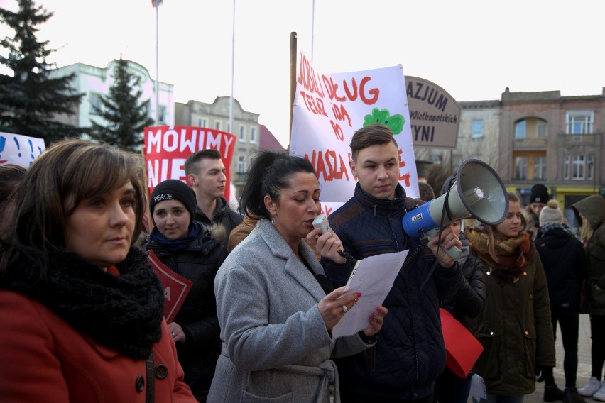 Młodzież z Zespołu Szkół Ogólnokształcących pikietowała na...