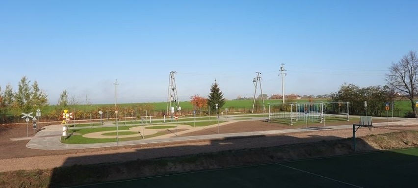 Andrzejewo. Plac sportowo-rekreacyjny przy szkole gotowy do użytku. Jest tu m.in. miasteczko ruchu drogowego