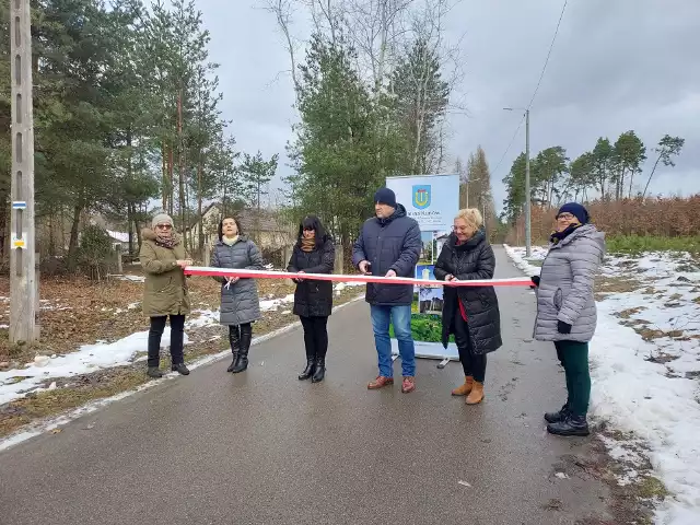 We wtorek, 31 stycznia oficjalnie przekazano do użytku 9 lamp ledowych, które oświetlą drogę w Kolonii Inwalidzkiej w gminie Kunów. To ukłon w stronę mieszkańców, którzy skarżyli się, że w okolicy jest ciemno.