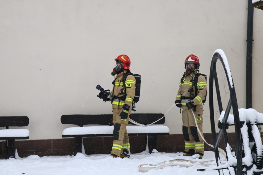 Zabytkowa "Niemczówka" w Chęcinach zaatakowana przez drona! Służby ratunkowe, wojsko, policja i straż pożarna w akcji