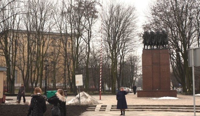 Drzewa od strony WDK mają zniknąć a pomnik zostanie przesunięty bliżej wylotu Alei Legionów.