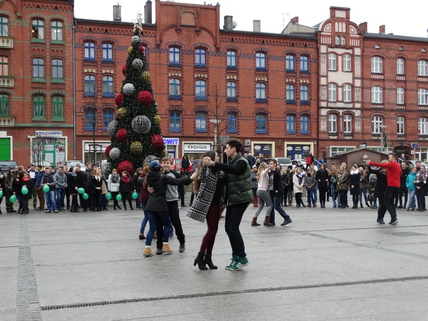 Polonez na rynku w Rudzie Śląskiej [ZDJĘCIA + WIDEO] Maturzyści zatańczyli przed studniówką