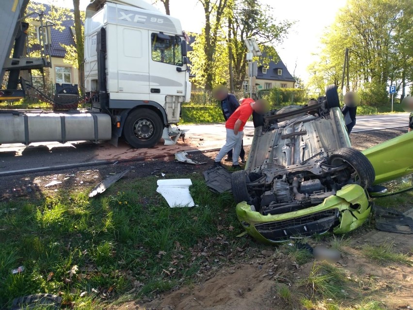 Groźna kolizja w Kwakowie. Auto dachowało i wpadło do rowu.