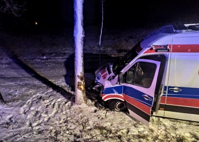 Wypadek karetki w miejscowości Wilkasy, w powiecie giżyckim