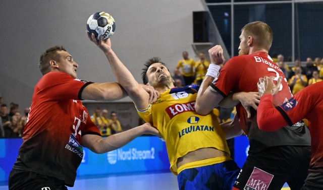 Telekom Veszprem (czerwone koszulki), rywal piłkarzy ręcznych Łomży Vive Kielce w półfinale Ligi Mistrzów, zrobił ważny krok w kierunku odzyskania mistrzostwa Węgier.