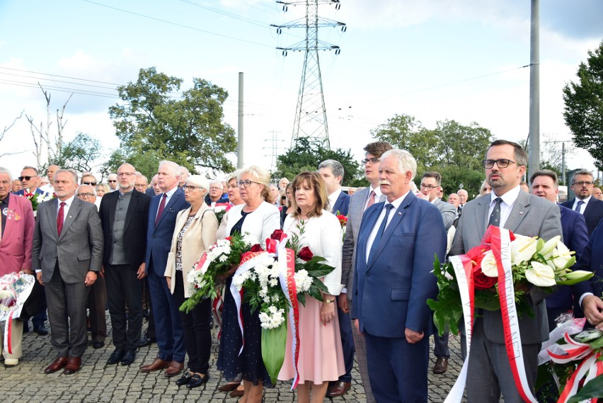 Obchody rocznicy Sierpnia '80 w Gdyni. Pod pomnikiem Ofiar Grudnia 1970 złożono kwiaty. ZDJĘCIA