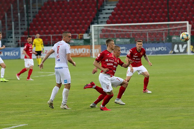 W czerwonych koszulkach: Robert Prochownik, Henrik Ojamaa, Bartłomiej Poczobut