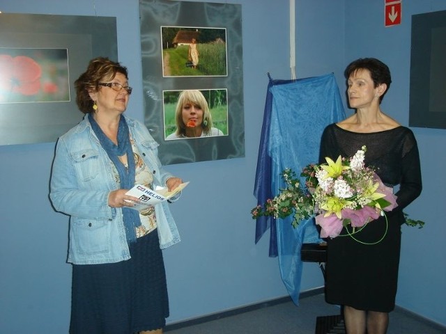 Barbara Polakowska zaprosiła na wernisaż autorkę wierszy, Halinę Hnatów (z lewej)
