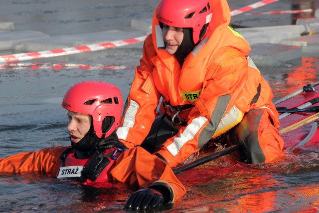 Na zamarzniętym jeziorze w Tarpnie strażacy z grudziądzkiej Państwowej Straży Pożarnej i OSP powiatu grudziądzkiego ćwiczyli. ratowanie osób tonących na zamarzniętych akwenach oraz obchodzenia się ze specjalistycznym sprzętem ratunkowym.