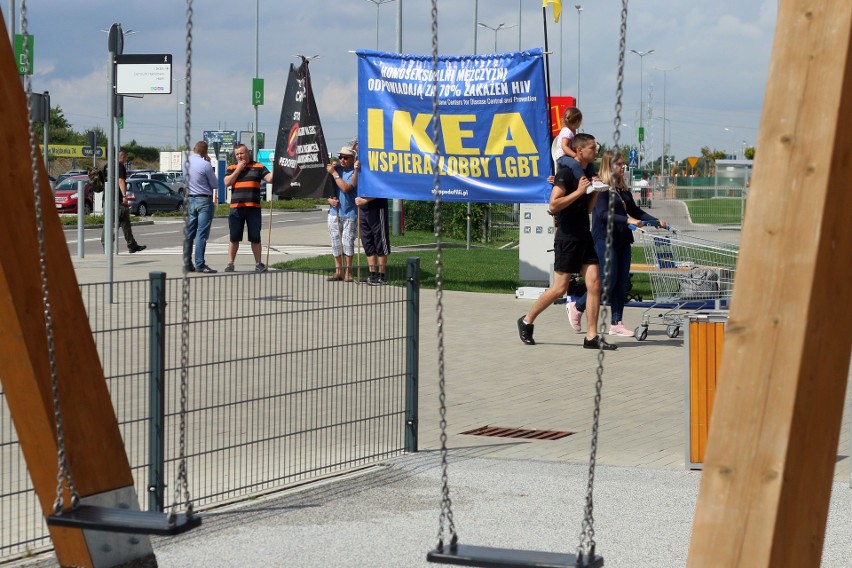 Pikieta z hasłami przeciw LGBT przed sklepem IKEA w Lublinie