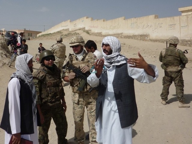 Polacy rozmawiają z Afgańczykami o rozpoczynającej się budowie nowej drogi w Ghazni.