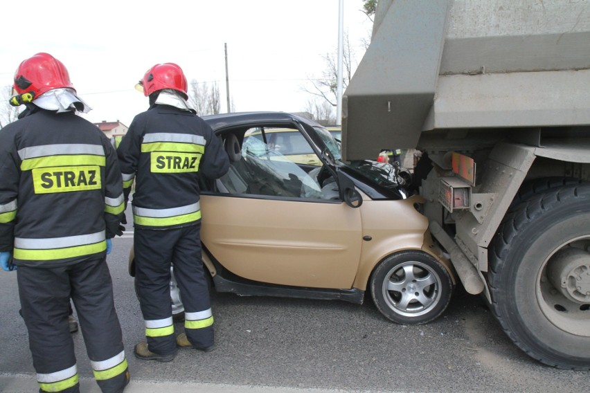 Groźny wypadek w Radwanicach. Smart wbił się w ciężarówkę [ZDJĘCIA]