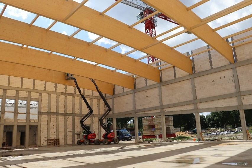Budowa nowoczesnej hali sportowej przy "Sikorskim" we Włoszczowie. Montują konstrukcję dachu. Zobaczcie zdjęcia