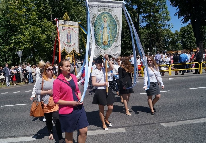 Procesja wyrusza spod kościoła Zwiastowania NMP