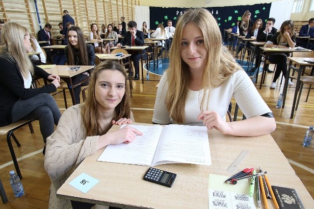 Agata i Dominika wykonywały ostatnie zadania z poradnika maturalnego jeszcze na piętnaście minut przed rozpoczęciem egzaminu z matematyki.