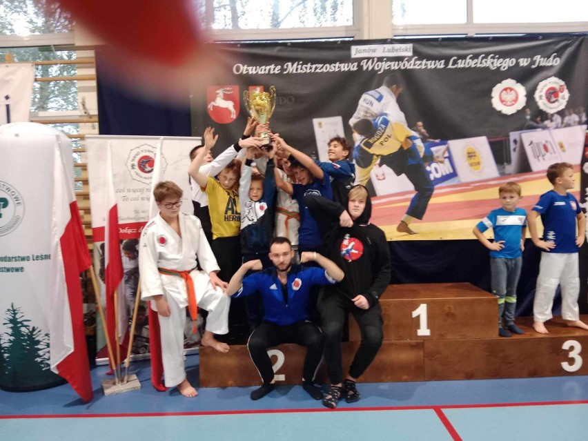 Grad medali dla Millenium Akro Rzeszów i Akademii Judo Rzeszów. Puchary za klasyfikację klubową