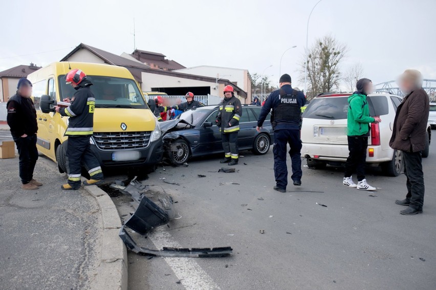 Policjanci i strażacy pracują na skrzyżowaniu ul. Kałuży z...