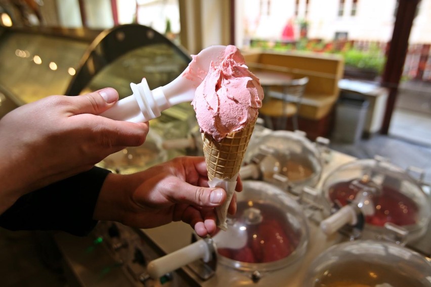 Gałka lodów truskawkowych ma 90 kcal.