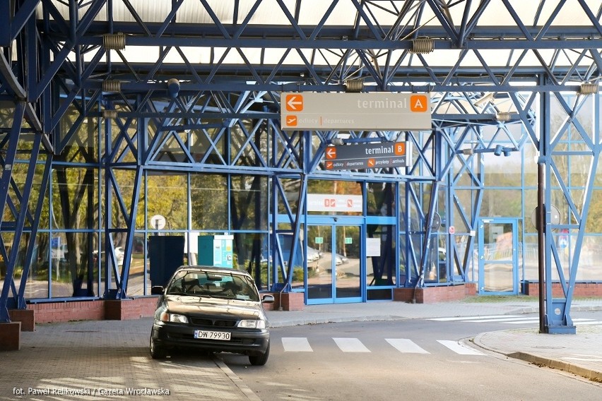 Wrocław: Stary terminal lotniska wciąż działa. Tylko dla bogatych (ZDJĘCIA)