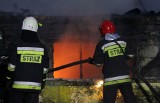 Pożar fabryki pelletu w Zajączkach w powiecie ostrzeszowskim. Spłonęła hala odpadów drzewnych. Strażacy walczyli z ogniem całą noc