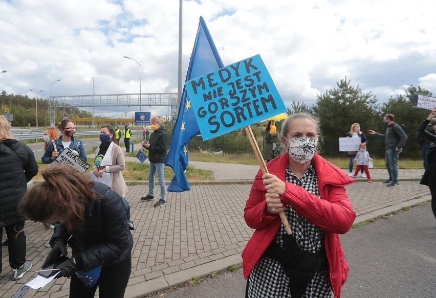 Od 4 maja pracownicy mogą przekraczać już granicę bez konieczności kwarantanny, ale nie medycy. Dla nich protest w najbliższy piątek 