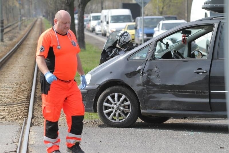 Wypadek na Kosmonautów. Motocykl wjechał w volkswagena (ZDJĘCIA)